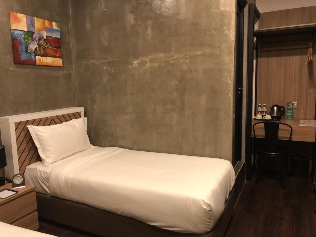 K Boutique Hotel Телук Интан Екстериор снимка